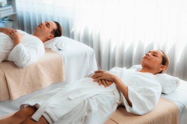 Kafkas çift müşterisi stres önleyici spa masajının keyfini çıkarıyor ve lüks otel veya oteldeki gündüz açık hava ortamında güzellik teniyle eğleniyor. Sessiz.