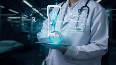 Doktorun elinde tabletle laboratuarda yüzen hologramla görüntüsünü kapatın. İnsan anatomisini incelemek için teknolojiyi kullanan bir tıp çalışanı. HUD Gösterge Paneli Tüm Vücut. İyileştirici.