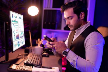 Akıllı iş adamı akıllı telefonuyla kağıt işleri veri tabanında satış kanalı disiplinlerini ve Neon Dark Light Room 'daki ürün hizmetlerini analiz etmek için bilgi topluyor. Tahmin et..