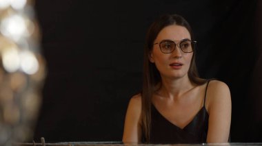 Güzel bir kadının portresi, lüks bir tezgah içecek barında arkadaşlarıyla ya da çiftlerle sohbet ediyor. Gece kulübünde sosyetik etkileşim sahnesinin özünü yakalıyorum. Vinosity.