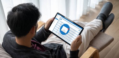 Bilgisayar ekranında rahatça görünen e-posta bildirim iletisi. Dijital pazarlama iletisi bilgi metni iş dünyasından müşteriye