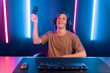 Kontrol kumandalı akıllı oyun flamasının keyfini çıkarın, modern teknoloji siber neon ışık odasında yetenekli oyuncularla çevrimiçi canlı sosyal medya grubu oyunu oynayın. Bireysel.