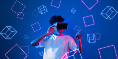 Geometrik şekillerde süzülürken mavi arka planda duran zeki çocuk. Afrikalı bir adam oyun oynuyor, VR gözlük takıyor ve sıradan bir gömlek giyiyor. Gelişmiş gerçeklik teknolojisi yenilik kavramı. Yaratıcılık.