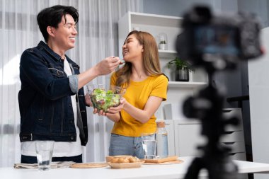 Yemek pişirme programı, karışık salata yapan iki şef etkileyiciyle canlı yayında, tüm malzemeler, kamera tarafından sunulan çörek ekmeğiyle sunulan kolay menü için iyi bir zevke sahip. İnfobahn.