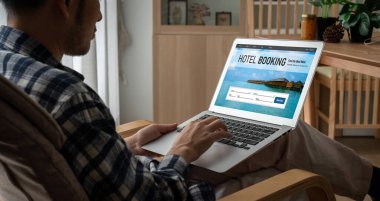 Çevrimiçi otel konaklama rezervasyon sitesi mod rezervasyon sistemi sağlar. Seyahat teknolojisi kavramı .