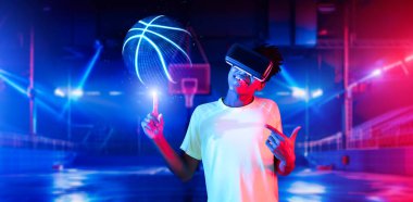 Profesyonel basketbol oyuncusu spor sahasında dikilirken basketbol topunu çeviriyor. Çekici sporcu ve sporcu basketbol becerisi ve artırılmış gerçeklik teknolojisi kullanıyor. Yaratıcılık.