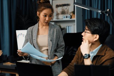 İşletme planlama için gerekli belgeleri birlikte tartışan yöneticiler gece geç saatlerde modern iç işlerinde pazar payı verileri üzerinde çalışıyorlar, yeni bir şirketin son teslim tarihi projesinde çalışıyorlar. İnfobahn.