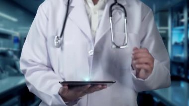 Elinde tablet olan ve beyin anatomisi hologramına işaret eden zeki bir tıp çalışanına yaklaş. Teknoloji kullanarak beyin ameliyatı ve beyin semptomu teşhisi koymaya hazırlanan profesyonel bir doktor. İyileştirici.
