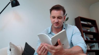 Kanepede oturan orta yaşlı bir adam, sosyal ve hayal gücü ile ilgili fantezi kurgu kitapları okurdu. Çocukları akıllı bir baba olmak için yetiştirirdi. Hayat boyu öğrenme konsepti. Uyumsuzluk.