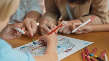 Çeşitli öğrenci ve öğretmenlerin el yazısı ya da çizimi. Akıl hocası ve çok kültürlü çocuklar renkli kalemler, kalemler ve pastel boyalarla birlikte faaliyet gösteriyorlar. Yaratıcılık atölyesi. Etkinlik.