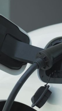 Ev şarj istasyonu, elektronik araç için sürdürülebilir, yenilenebilir enerji kaynağı, modern modern yaşam tarzı için evdeki EV arabaları sağlıyor. Çevre dostu melez elektro ve petrol aracı bataryası.