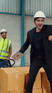 Fabrikada komik fabrika işçileri dans ediyor. İşteki mutlu insanlar .