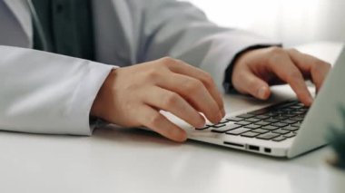 Hasta için hastane masasında çalışan ve tıbbi tedavi planlayanlardan oluşan profesyonel bir ekip. Takım çalışması başarılı hastalıklara ve hastalıklara yol açar. Ağır çekim. Katı.