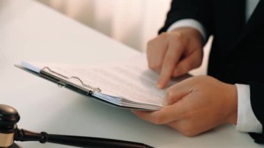 Müvekkil hukuki danışmanlık ve avukatlık danışmanlığı konusunda hukuk firmasına güveniyor, karmaşık yasal sözleşme belgelerini güvenilir bir hukuk danışmanlık hizmeti olarak analiz ediyor. Ağır çekim. Katı.