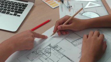 Müşteri denetimi ile yavaş çekim iç mimar taslağı hazırlamak ve ev dekorasyonunu müşteri talebine göre düzenlemek. Mimari müşteri hizmetleri. Değiştirilmiş