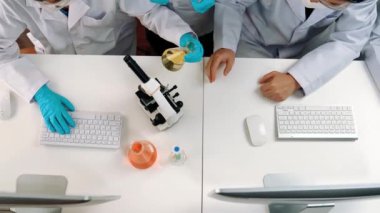 Bilimsel uzmanlığa, laboratuvar ekipmanlarına ve yenilikçi tıbbi biyoteknoloji yazılımına sahip laboratuvar sağlık araştırma ekibi yeni ilaçlar araştırıyor, tedavi geliştiriyor. Ağır çekim. Katı.