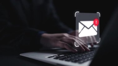 İş adamı e-posta kutusunu kontrol ediyor, daha iyi verimlilik için mesajları düzenliyor ve önceliklerini belirliyor. Etkili iletişim için akıllı e-posta teknikleri öğren. Kullanıcı Kimliği