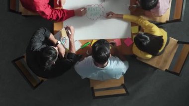 İş adamlarının beyin fırtınası fikrini kullanarak ve pazarlama stratejisini paylaşarak birlikte çalışmalarına tepeden tırnağa bir bakış açısı. Cemaat.