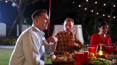 Aile tatilini kutlamak için toplanır. Ebeveynler ve büyük ebeveynler birlikte konuşur ve akşam yemeği partisi yemeği yerler. Rahatlamak ve nesiller arası tatlı akrabalarla vakit geçirmek için açık hava aktiviteleri. Uyumsuzluk.