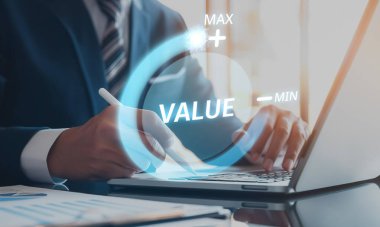 İş adamı değerli ERP sistemlerini koz olarak kullanıyor, değeri ve operasyonel verimliliği maksimuma çıkarıyor. En uygun değer ve performans için kaynakları ve değerli süreçleri en üst düzeye çıkarmaya odaklanmış. EIDE