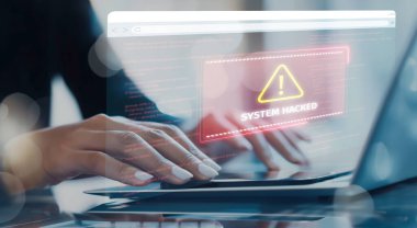 İş adamı hacklemeyi önlemek için siber güvenlik zayıf noktalarını belirler. Sistemi etkili güvenlik önlemleri ve hack 'lenemez stratejileri olan hackerlara karşı nasıl koruyacağınızı öğrenin
