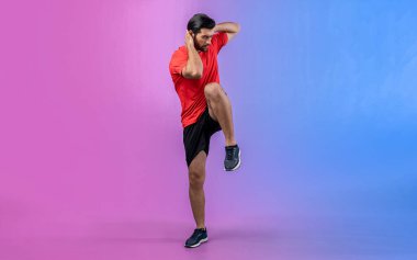 Vücut uzunluğunun tamamı atletik ve sportif genç bir adam tarafından izole edilmiş arka planda egzersiz öncesi duruş için ısınma ve esneme hareketleri ile çekilir. Sağlıklı aktif ve vücut bakımı yaşam tarzı.