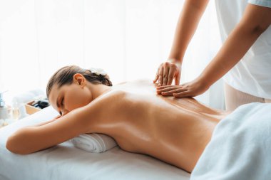 Kafkasyalı kadın müşteri stres önleyici spa masajının keyfini çıkarıyor ve lüks otel ya da oteldeki gündüz açık ortam güzellik salonunda güzellik teniyle eğleniyor. Sessiz.