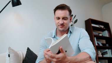 Kanepede oturan orta yaşlı bir adam, masal kitapları okurdu. İşgal için sosyal ve hayal gücü hakkındaki bilgileri yükseltirdi. Ya da çocukları iyi bir yetişkin baba olmak için yetiştirirdi. Hayat boyu öğrenme konsepti. Uyumsuzluk.