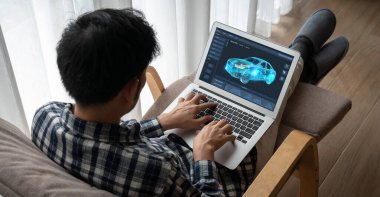 Bilgisayar ekranındaki elektrikli araba tasarım yazılımı, imalat için dijital hesaplama uygulaması ile simülasyon planlarını rahat bir şekilde gösteriyor