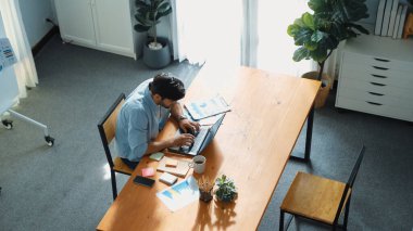 Dizüstü bilgisayar üzerinde çalışırken masada yürüyen yetenekli bir proje yöneticisi. Bilgi analizi ya da mali istatistiklere bakarken pazarlama stratejisi planlamak için birlikte çalışan yetenekli iş adamları. Cemaat.