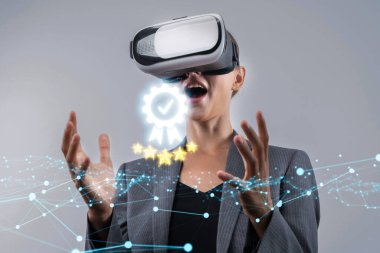 İş adamı ürün sertifikasını güvence altına alıyor ve önemli bir başarıyı simgeliyor. Ürün sertifikasını geçirerek kaliteye ve güvenilirliğe olan bağlılığını gösteriyor. EIDE