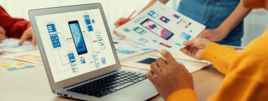 Başlangıçtaki UX geliştiricisinin panorama pankartı ya da şirket çalışanı tasarım kullanıcı arayüzü ya da mobil uygulama için UI prototipi ya da ofiste dizüstü bilgisayar ekranı olan bir web sitesi yazılımı. Sinerjik