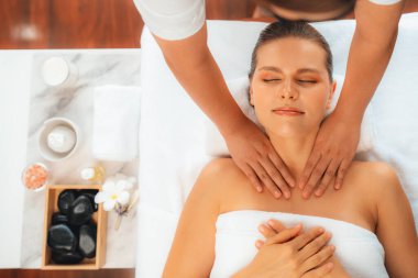 Panorama manzaralı kadın müşteri stres önleyici spa masajından zevk alıyor ve lüks otel veya oteldeki gündüz açık hava ortamında güzellik teniyle eğleniyor. Sessiz.