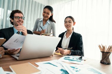 Ofis masasındaki finansal veri raporlarını analiz eden çeşitli bir grup iş analisti. Stratejik pazarlama planlaması için iş istihbarat analizine göre grafikler ve grafikler.