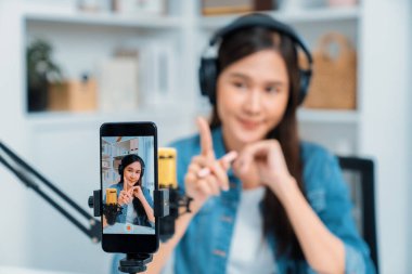 Yaratıcı yayıncı genç ve güzel Asyalı 'nın sunucu kanalındaki seçici odaklı telefon stüdyodaki dinleyiciyle günlük hayatta pazarlamayı veya danışmanı desteklemek için online olarak konuşuyor. Taktik.