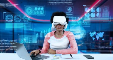 Masada ödev yaparken yapay zeka kullanarak metaevreleri birbirine bağlayan dizüstü bilgisayar ve artırılmış gözlük kullanan bir kız. Öğrenci holograma bakıyor ve bulanık ofiste oturuyor. Yaratıcılık.