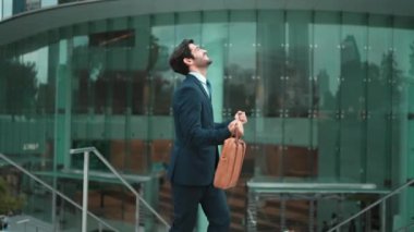 Başarılı bir iş adamı yürürken satışların artmasını kutluyor. Mutlu proje yöneticisi ya da erkek lider başarılı bir projeyle gurur duyuyor, terfi alıyor, iş buluyor. Aşırı sevinç ve mutluluk. Sevinçli..