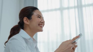 Kadın alışverişi ya da internet pazarında online ödeme modern yaşam tarzı için satılık eşyalar arıyor ve canlı siber güvenlik yazılımı tarafından korunan cüzdandan çevrimiçi ödeme için kredi kartı kullanıyor