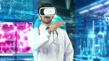 VR gözlüklü zeki doktor laboratuvarda DNA hologramına bakıyor. Profesyonel tıp çalışanı, genetik semptomları teşhis ederken sanal gerçeklik kulaklığı takıyor. Teknoloji. Aygıt.