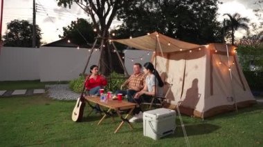 Aile birlikte bahçede kamp kurar, baba ve kız aile bireyleri için ızgara yapar. Doğayla iç içe olmak için açık hava kamp aktiviteleri ve genç nesil çapraz kuşaklarla zaman geçirmek için. Uyumsuzluk.