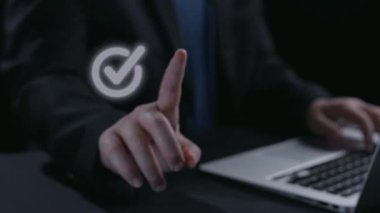 İş adamı, QC ve QA standartlarının karşılandığından emin olmak için katı kalite güvencesi protokolleri uyguluyor. Kalite güvencesi ile sertifikalı ürün mükemmelliğine ulaşmak. Kullanıcı Kimliği