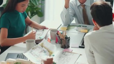 Becerikli mühendis takımının en düşük görünümü planla ev planı arasında karşılaştırılır. Mimar ya da tasarımcı grubunun hava görüşü ve planlar hakkında fikir alışverişinde bulunması. Hizalama.