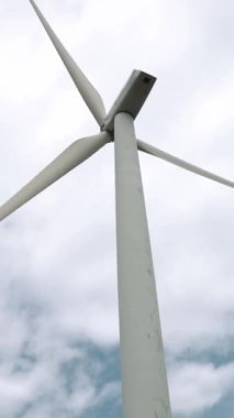 Rüzgarı yenilenebilir enerji kaynağı olarak kullanmanın yenilikçi bir yolu. Rüzgar türbini çiftliği ile modern yaşam biçimine güç sağlamak için. Yel değirmeni jeneratörü karbondioksit salınımı olmadan elektrik üretir.