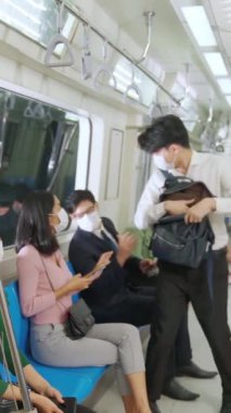 Kadın, erkeğin yanına oturmasını engelliyor. Sosyal uzaklık için trende. Coronavirus hastalığı veya COVID 19 salgın ve şehir yaşam tarzı sorunu .