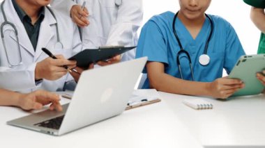 Hastane masasında birlikte çalışan ve tıbbi tedavi ya da sağlık hizmeti planlayan profesyonel bir grup. Takım çalışması başarılı hastalıklara ve hastalıklara yol açar. Ağır çekim. Katı.