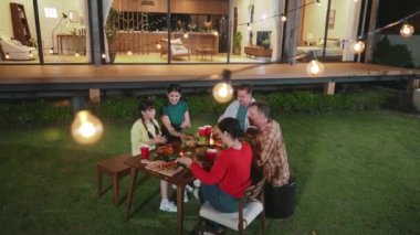 Aile birlikte bahçede tatili kutlar. Aile üyesi hayattan bahsediyor. Doğayla iç içe olmak için açık hava kamp aktivitesi ve nesiller arası tatlı akrabalarla zaman geçirmek için. Uyumsuzluk.