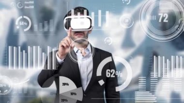 Yetenekli bir iş adamı finansal tabloyu işaret ediyor ve dünyayı holografik olarak tutuyor. VR gözlüklü Kafkas proje yöneticisi istatistik grafiğini kontrol ediyor ve meta veriye ve dünya ağına erişiyor. Aygıt.