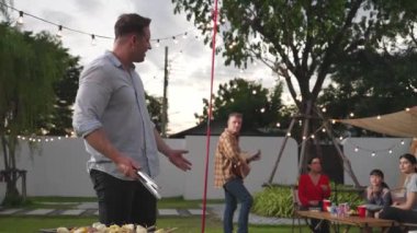 Aile birlikte bahçede kamp kurar, baba ve kız aile bireyleri için ızgara yapar. Doğayla iç içe olmak için açık hava kamp aktiviteleri ve genç nesil çapraz kuşaklarla zaman geçirmek için. Uyumsuzluk.