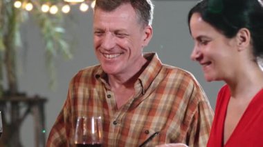 Yaşlı çift tatilini bahçede kutluyor. Emeklilik yaşlıları yemek yiyor. Rahatlamak, lezzetli yemekler yemek ve aile bağımızı güçlendirmek için dışarıda kamp yapmak. Uyumsuzluk.