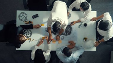 Türbin motoru tasarlamak için çalışan akıllı mühendis takımının yukarıdan aşağıya hava görüntüsü. Profesyonel teknisyen jet motoru yapımını tartışırken motorun bir kısmını işaret ediyor. Hizalama.